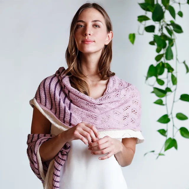 pascuali-strickanleitung-stola-lalita-lace-stola-mit-dreiecksspitzen image 1