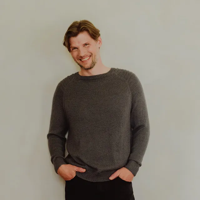 pascuali-strickanleitung-pullover-rolando-herren-raglan-top-down image 1