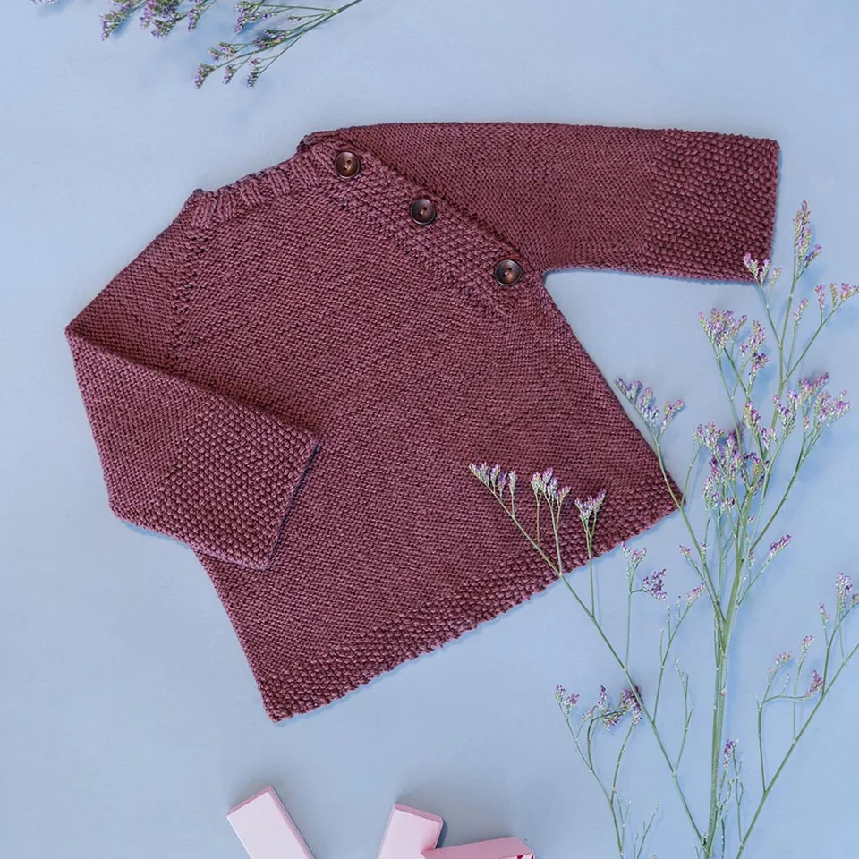 pascuali-zuni-baby-pullover-strickanleitung-top-down-raglan-mit-knopfleiste image 1