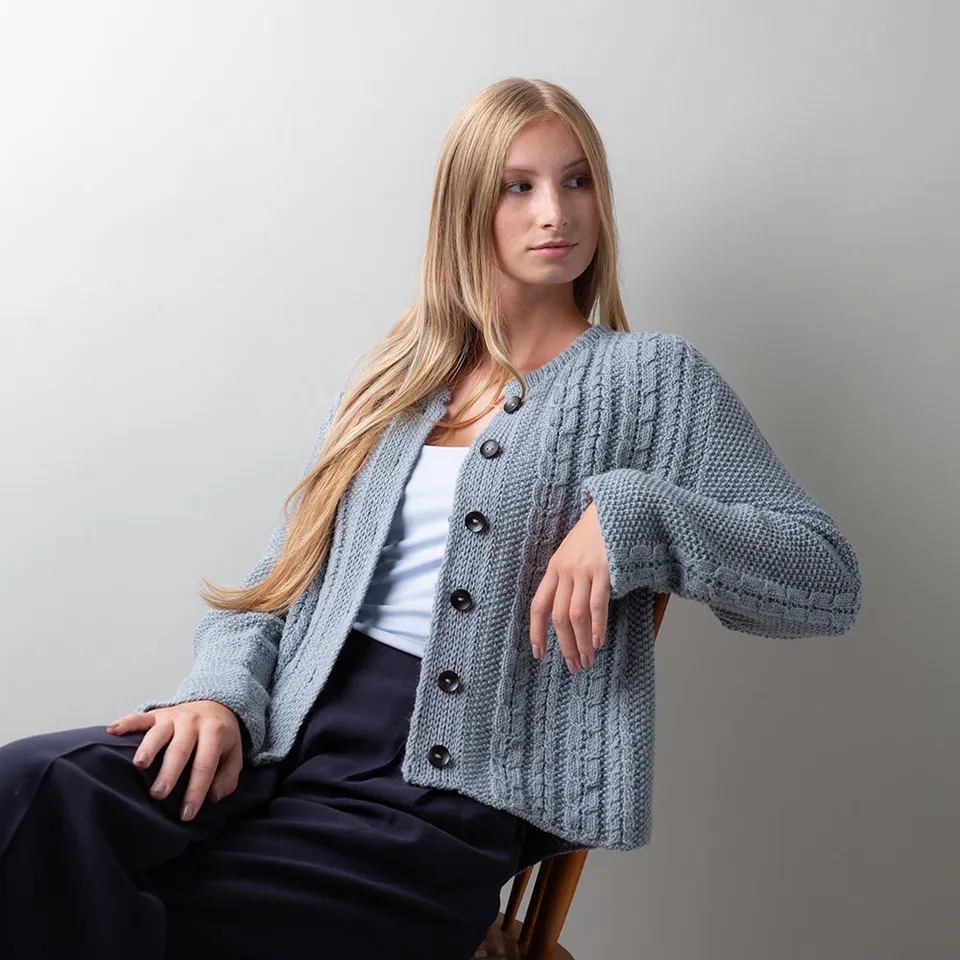 pascuali-moss-twist-cardigan-strickanleitung-alpine-zopf-jacke image 1