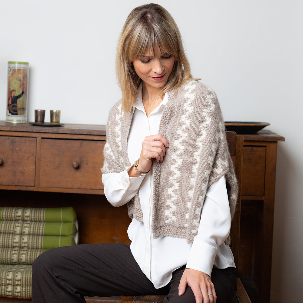 pascuali-zigzag-cape-bolero-strickanleitung-norweger-colourwork-mit-schalkragen image 3