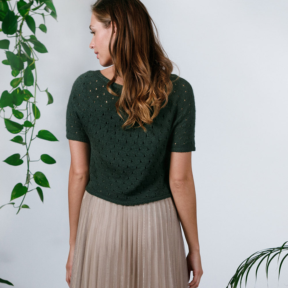 pascuali-dena-shirt-strickanleitung-blusiges-cropped-shirt-mit-lochmuster image 5