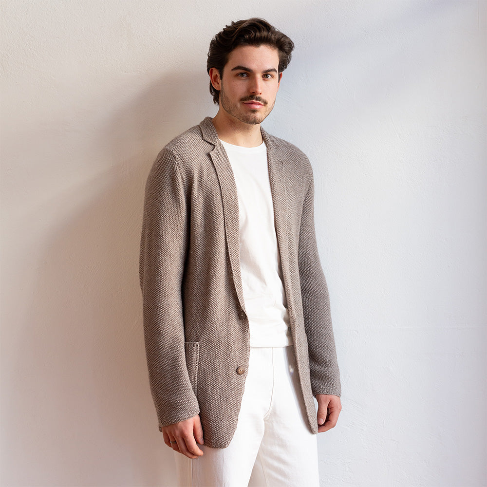 pascuali-tailored-dandy-jacket-strickanleitung-klassische-jacke-mit-revers-im-pe image 1