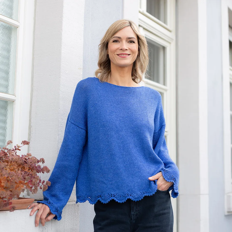 pascuali-crestline-sweater-strickanleitung-pullover-mit-wellen-lochkante image 1