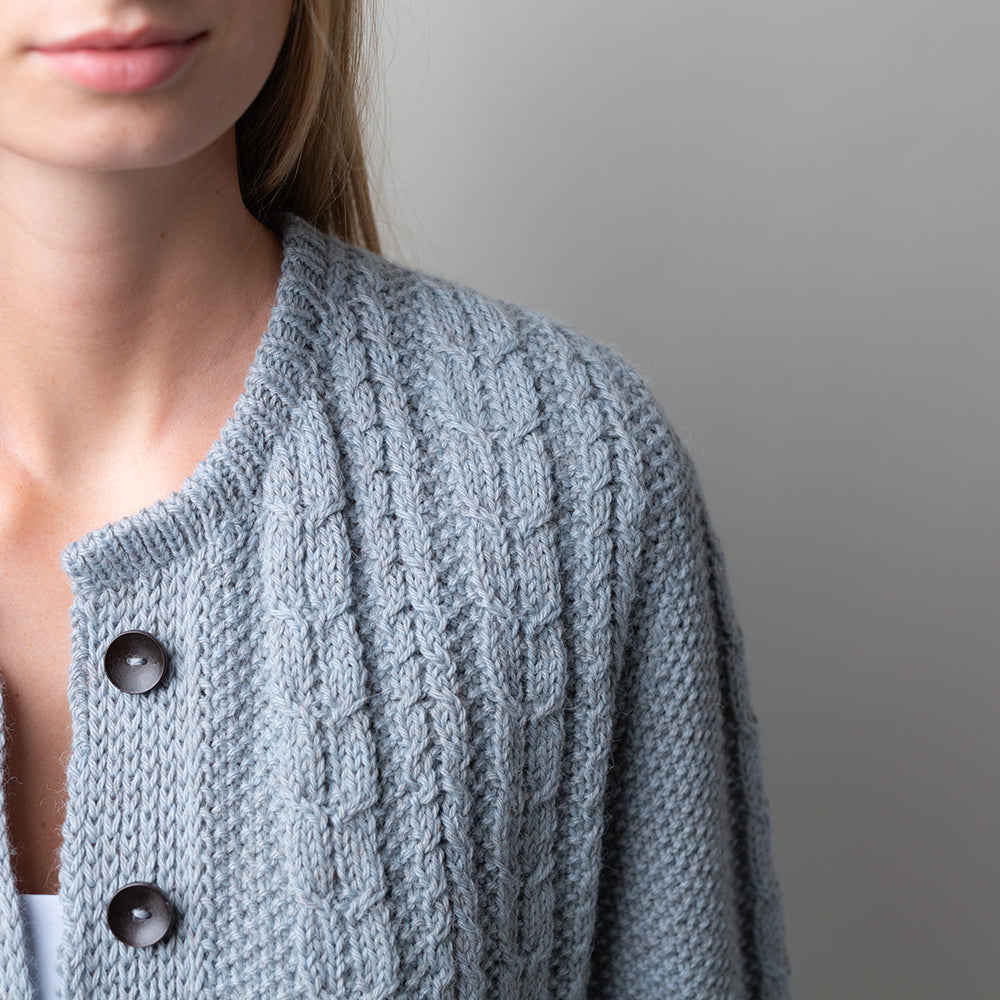 pascuali-moss-twist-cardigan-strickanleitung-alpine-zopf-jacke image 2