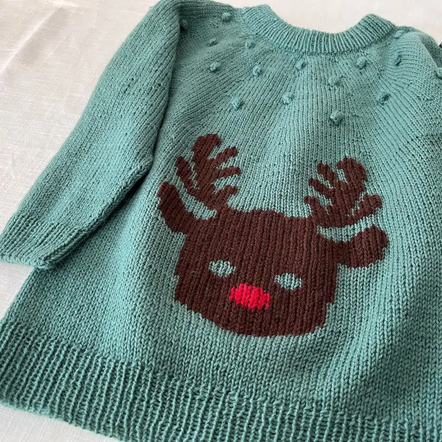 pascuali-rudi-kinderpullover-strickanleitung-mit-rentiermuster image 1
