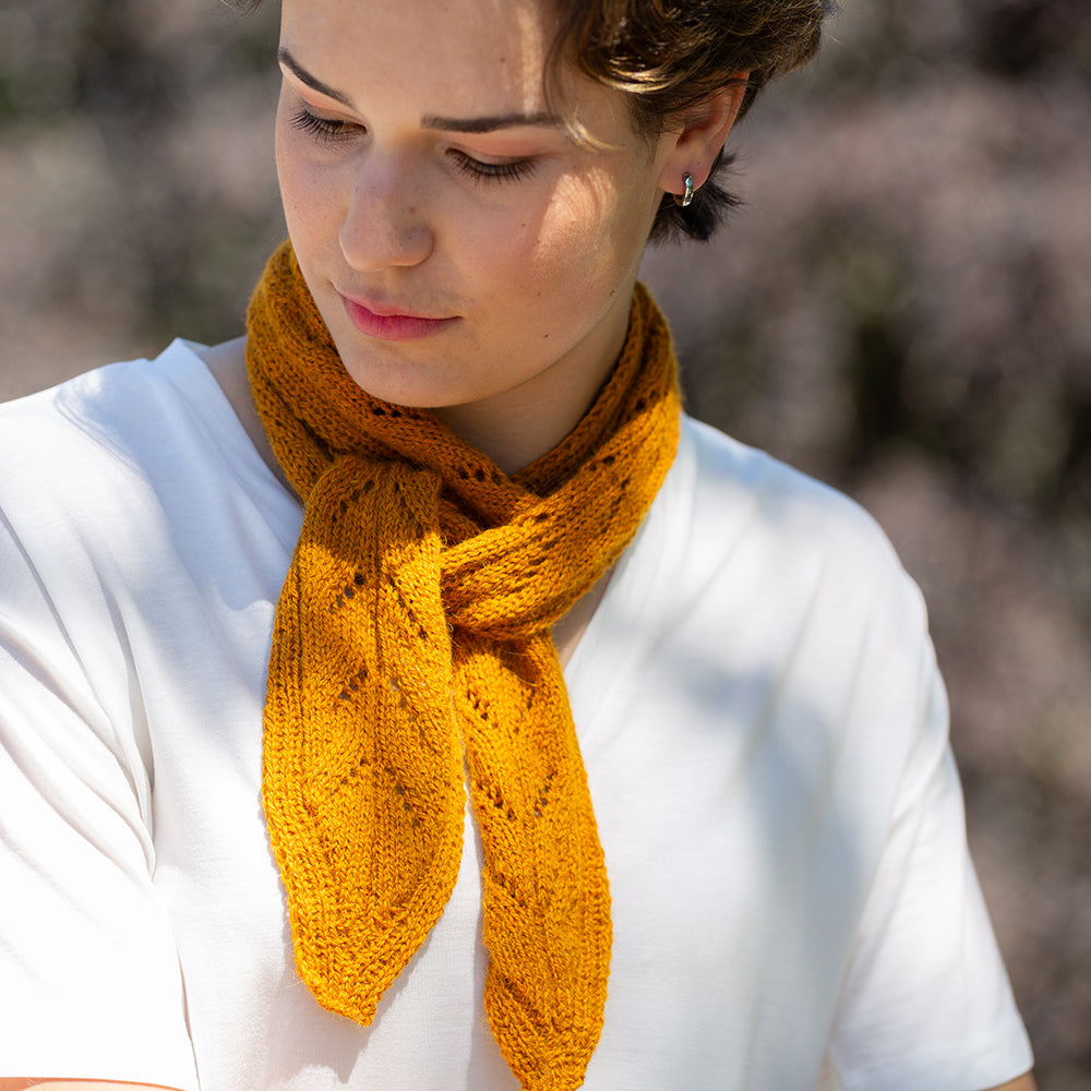 pascuali-twisty-fluff-pattern-strickanleitung-mini-schal-lochmuster image 1