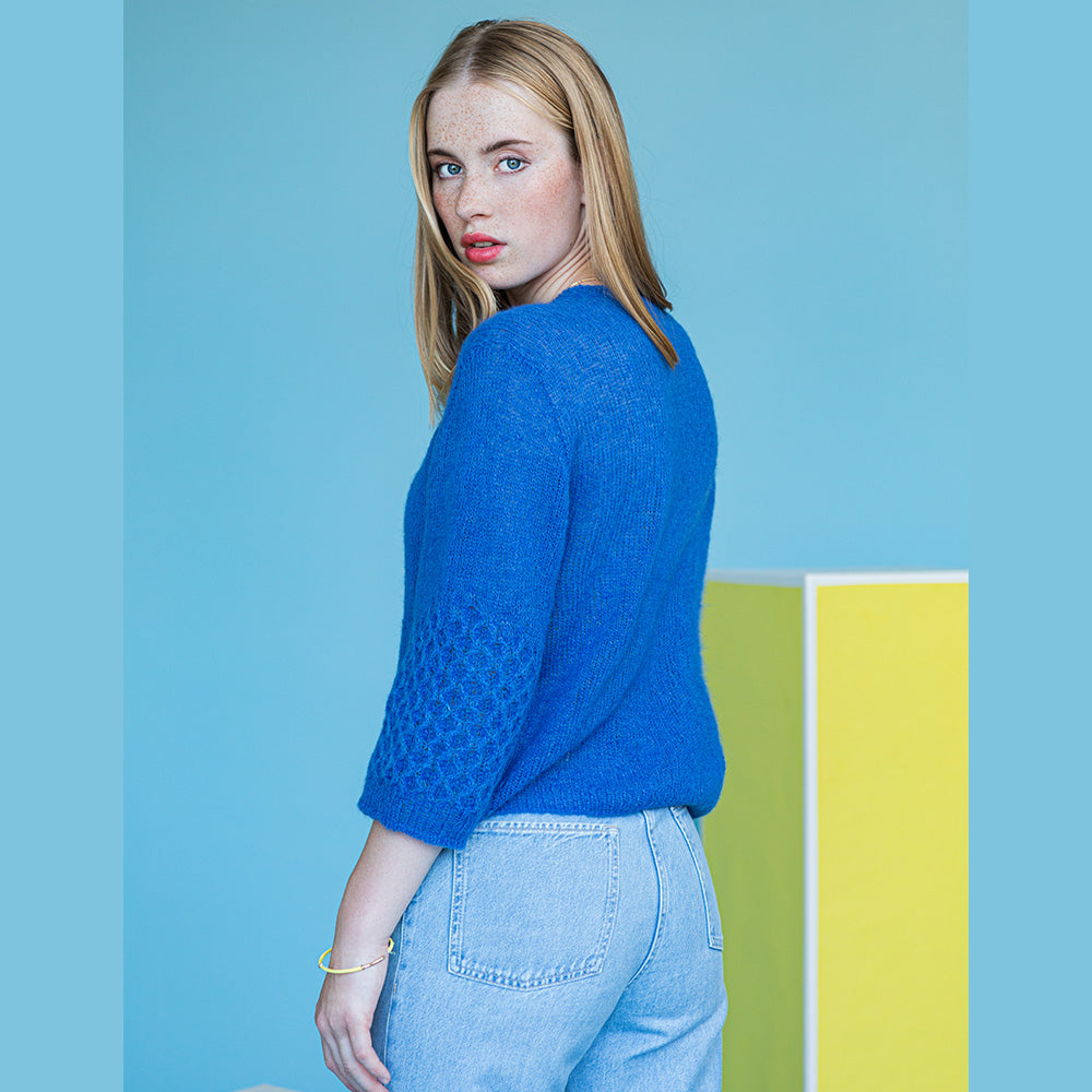 pascuali-annyka-pullover-strickanleitung-kurzer-mohairpullover-mit-zopf-rmeln image 4