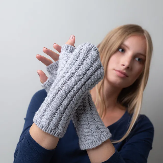 pascuali-strickanleitung-twined-mitts-stulpen image 1