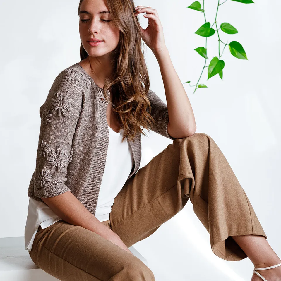 pascuali-vanina-cardigan-strickanleitung-kurze-sommerjacke-mit-stickerei image 1