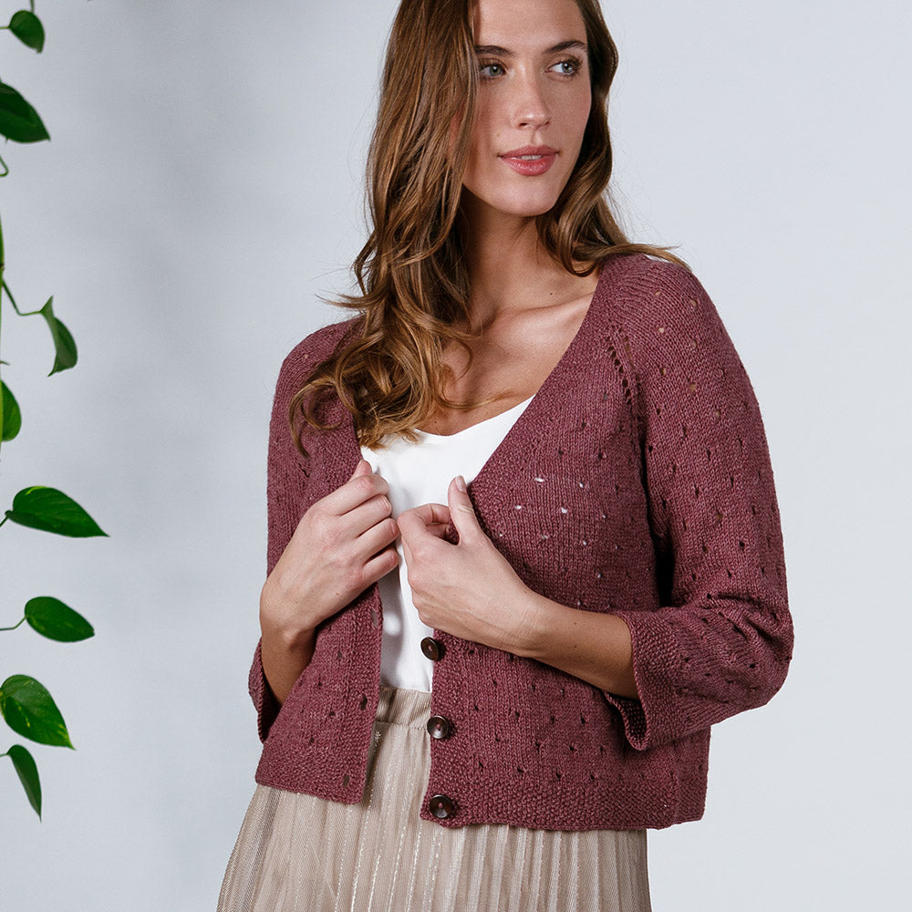 pascuali-jacke-tamara-strickanleitung-cropped-jacke-lochmuster-v-ausschnitt image 1