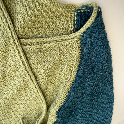 pascuali-bow-snug-jacke-strickanleitung-zweifarbige-jacke-im-doppel-perlmuster image 2