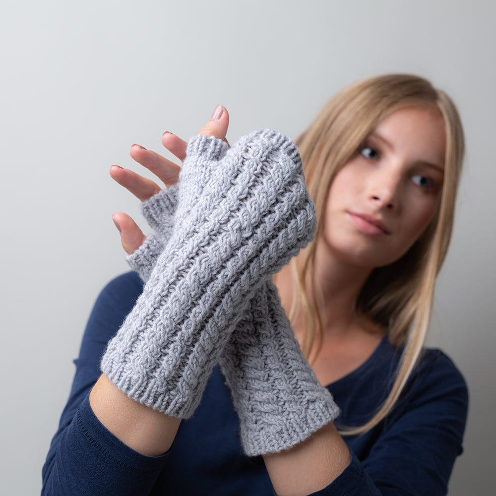 pascuali-strickanleitung-twined-mitts-stulpen image 1