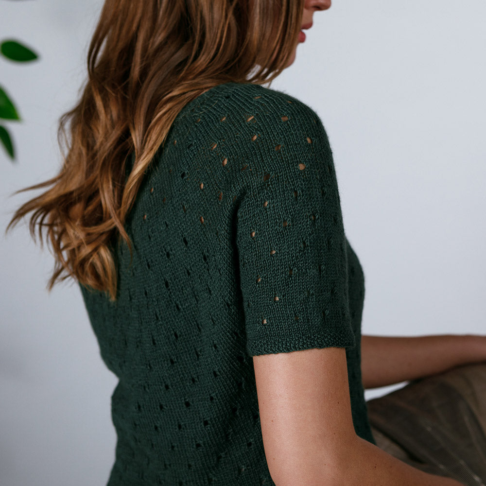 pascuali-dena-shirt-strickanleitung-blusiges-cropped-shirt-mit-lochmuster image 3