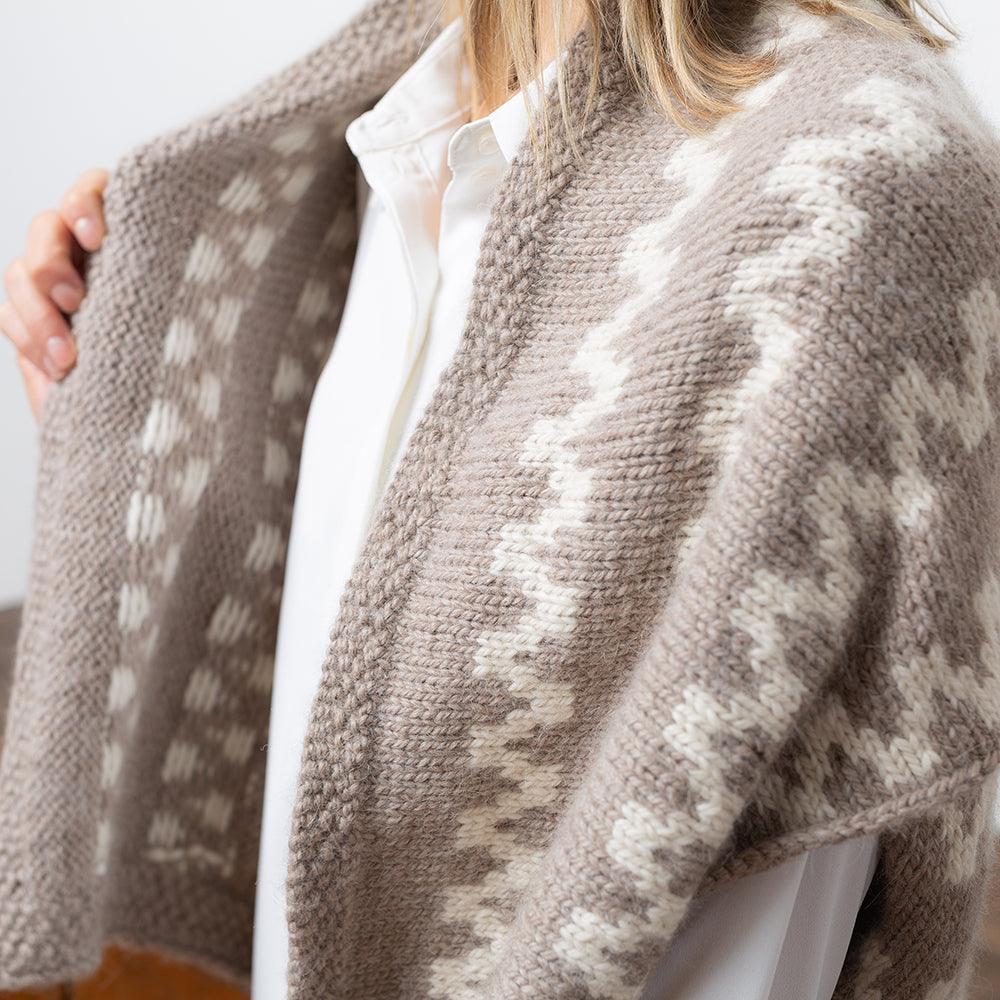 pascuali-zigzag-cape-bolero-strickanleitung-norweger-colourwork-mit-schalkragen image 5