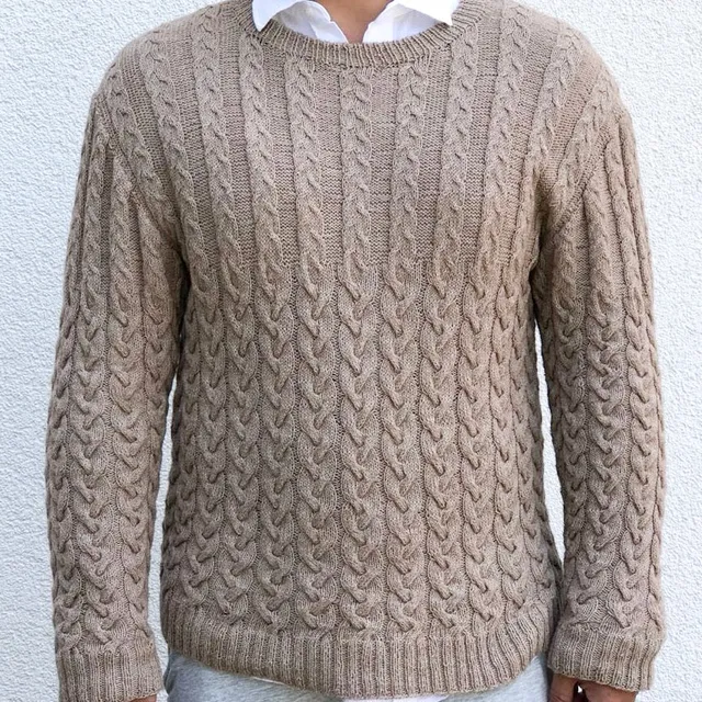 pascuali-desierto-sweater-strickanleitung-herrenpullover-mit-zopfmuster image 1