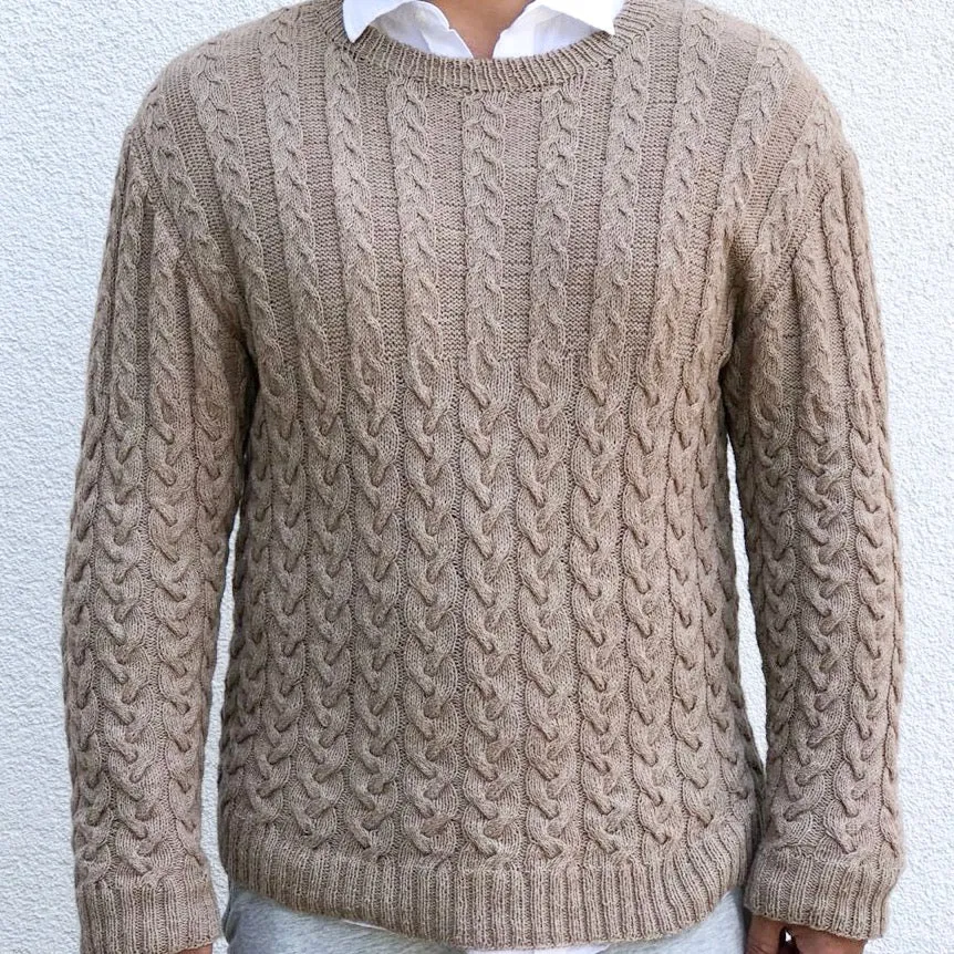 pascuali-desierto-sweater-strickanleitung-herrenpullover-mit-zopfmuster image 1