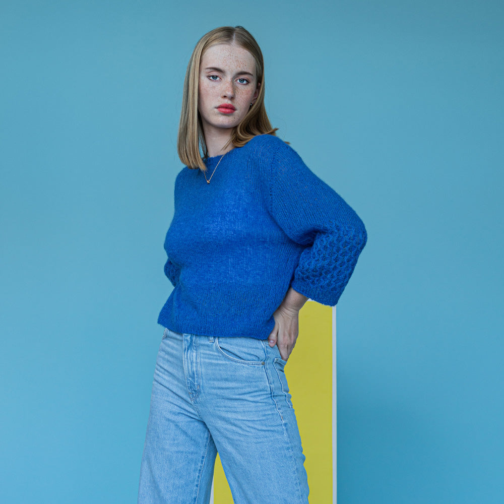 pascuali-annyka-pullover-strickanleitung-kurzer-mohairpullover-mit-zopf-rmeln image 2