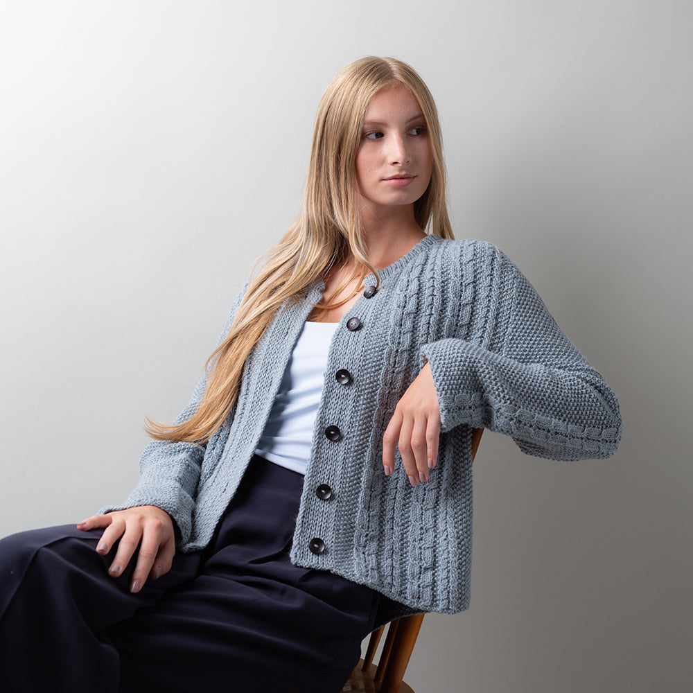 pascuali-moss-twist-cardigan-pattern-englische-strickanleitung-alpine-cardigan image 1