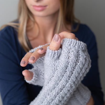 pascuali-twined-mitts-strickanleitung-zopf-handstulpen-17-x-25-cm image 3