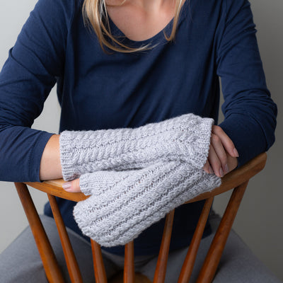 pascuali-twined-mitts-strickanleitung-zopf-handstulpen-17-x-25-cm image 2