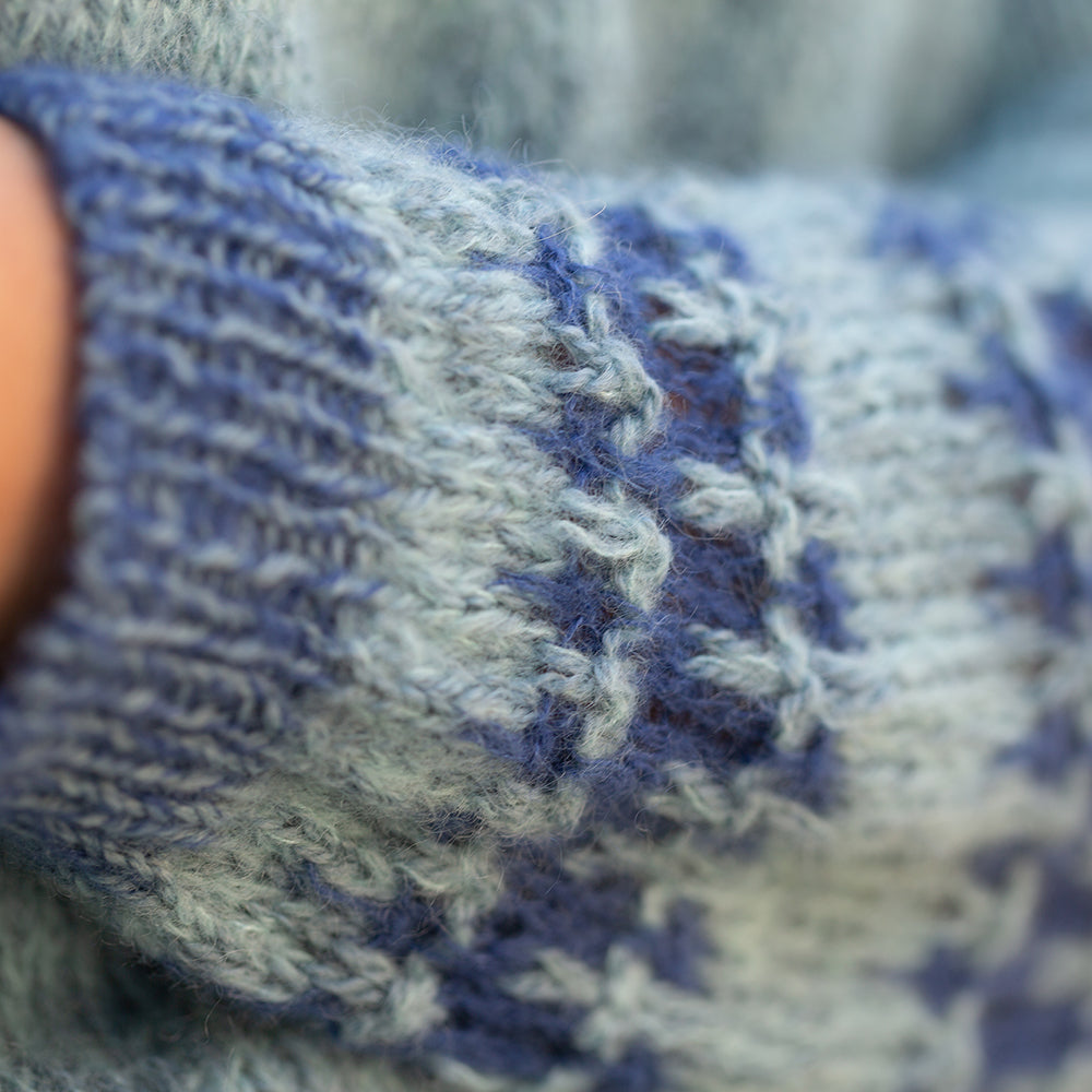 pascuali-feathertrace-sweater-strickanleitung-rundpasse-mit-hebemaschen image 6