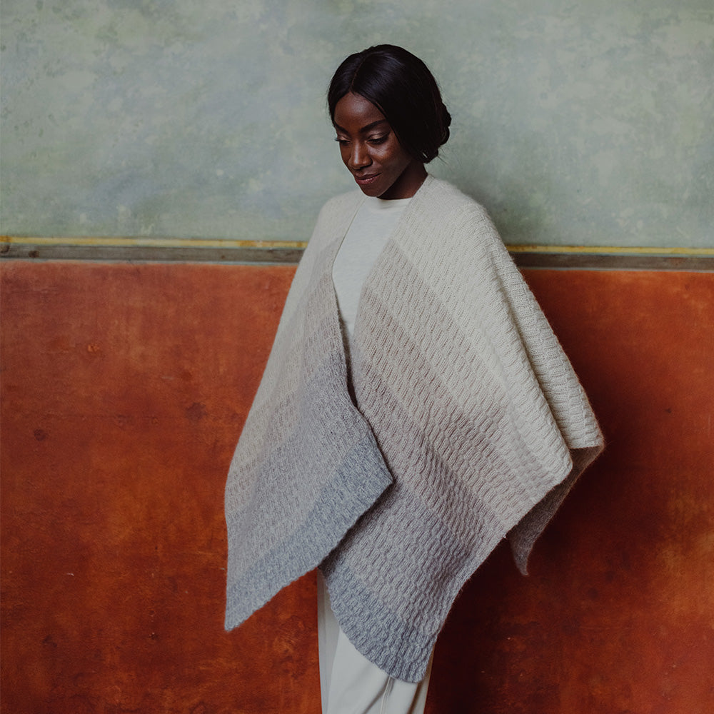 pascuali-moema-cape-strickanleitung-by-chrisberlin-cape-108-cm-aus-manada-puno image 1