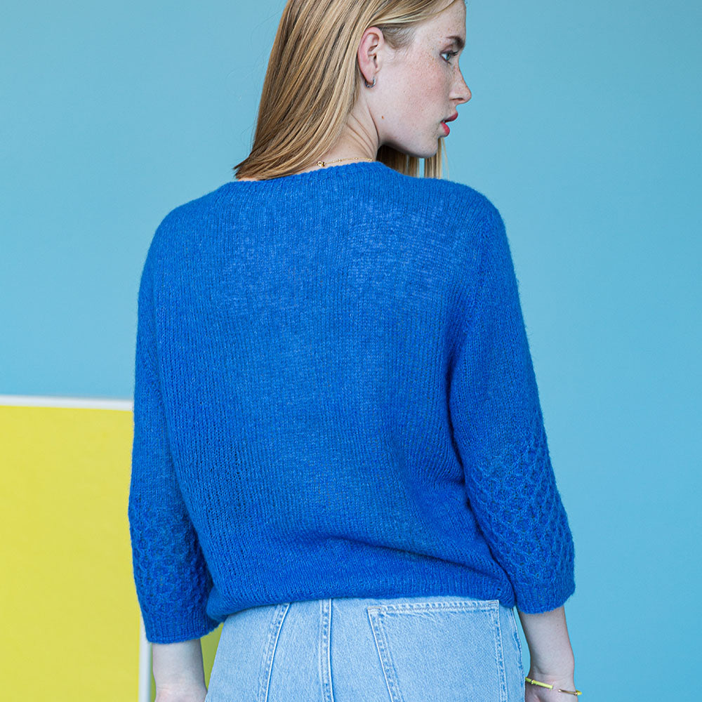 pascuali-annyka-pullover-strickanleitung-kurzer-mohairpullover-mit-zopf-rmeln image 3