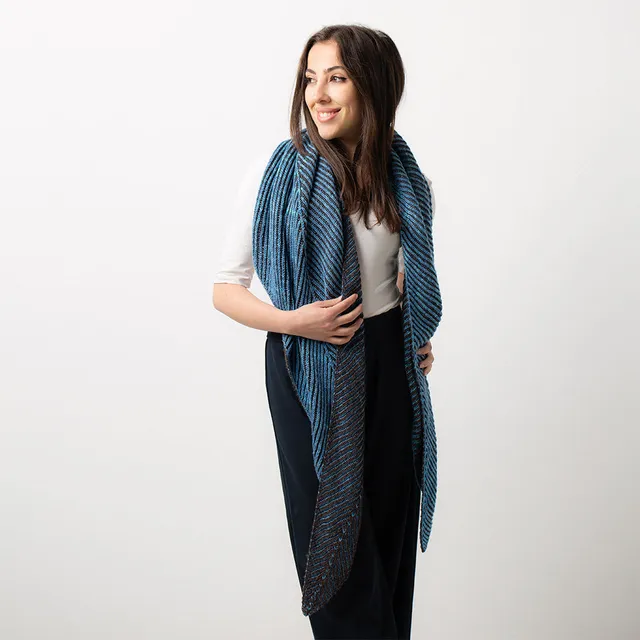 pascuali-wrap-twisted-trapeze-strickanleitung-tuch-in-two-color-brioche image 1