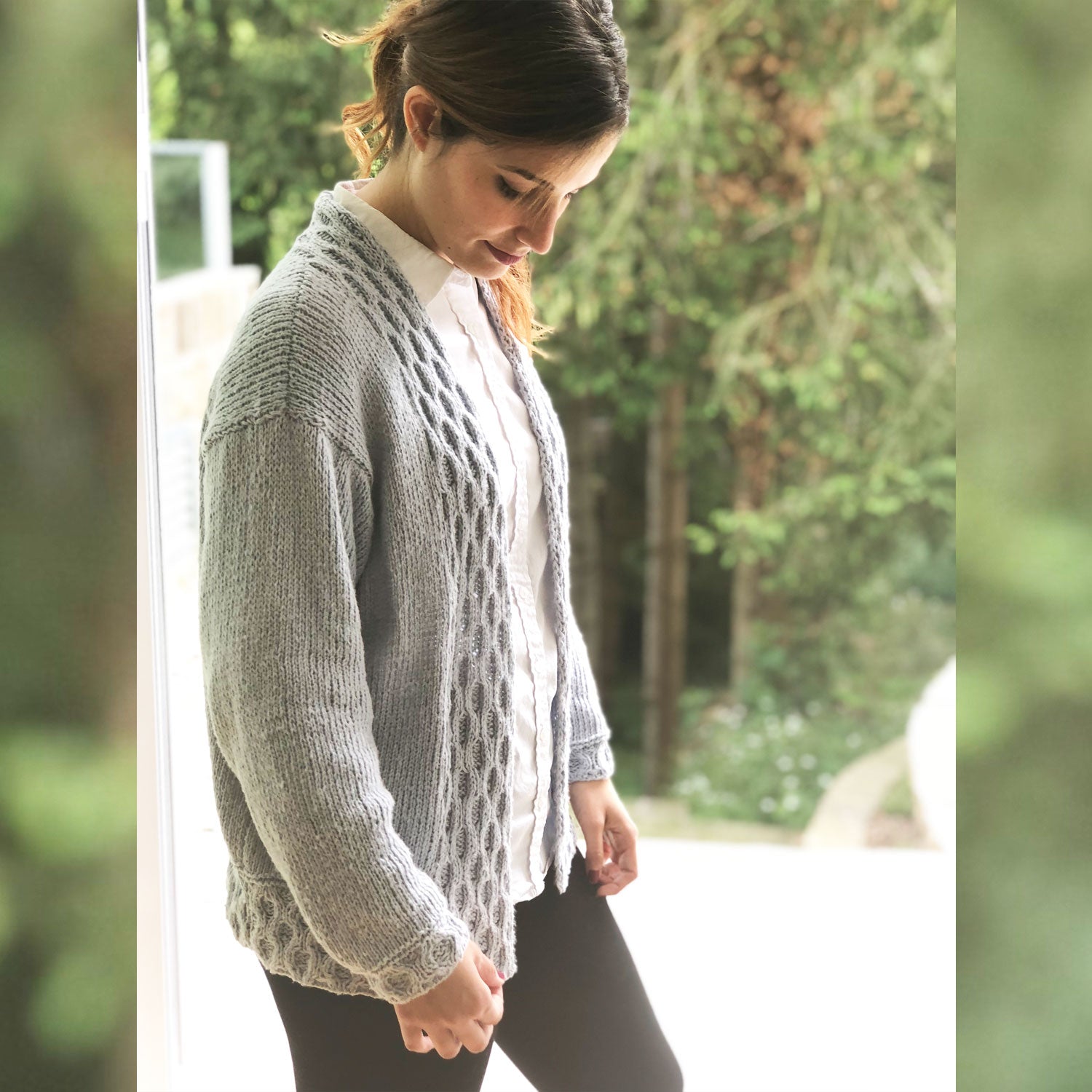 pascuali-nube-cardigan-strickanleitung-von-bettina-wienecke-zopfblende-aus-suave image 1