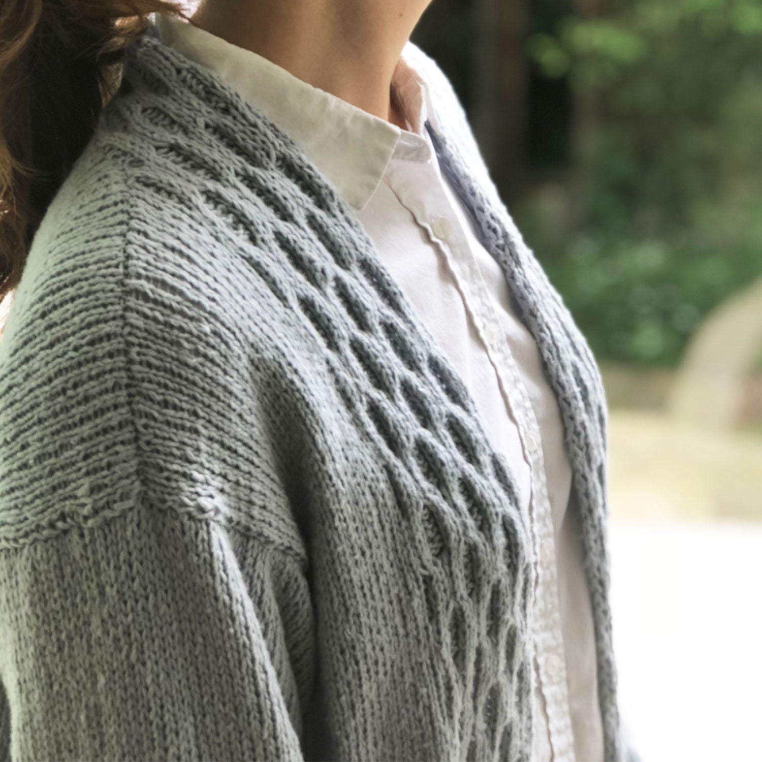 pascuali-nube-cardigan-strickanleitung-von-bettina-wienecke-zopfblende-aus-suave image 2