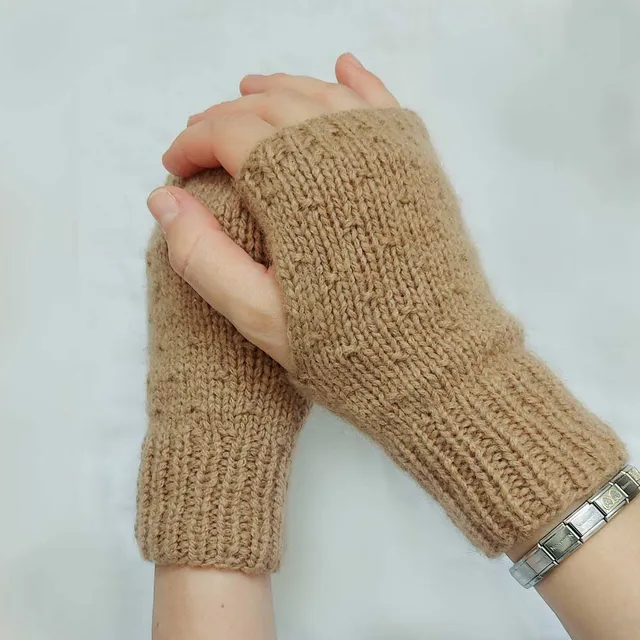 pascuali-camelove-handstulpen-strickanleitung-aus-camel-dk image 1