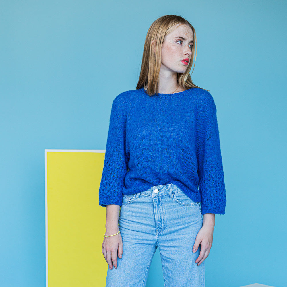 pascuali-annyka-pullover-strickanleitung-kurzer-mohairpullover-mit-zopf-rmeln image 1