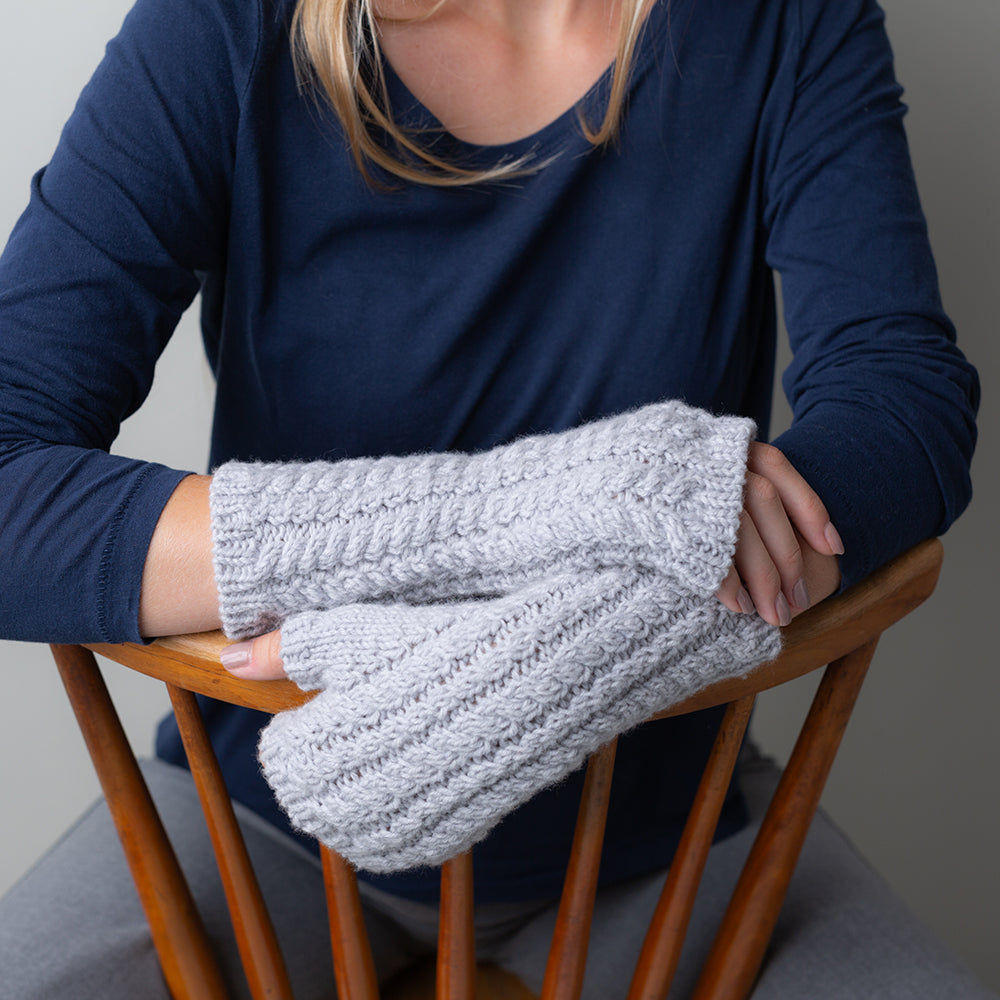 pascuali-strickanleitung-twined-mitts-stulpen image 2