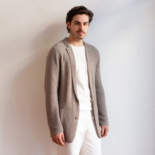 pascuali-tailored-dandy-jacket-strickanleitung-klassische-jacke-mit-revers-im-pe image 1