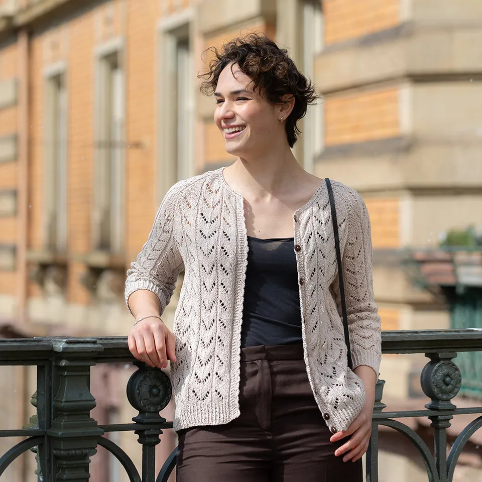 pascuali-light-drift-cardigan-strickanleitung-top-down-cardigan-mit-dreiviertela image 1