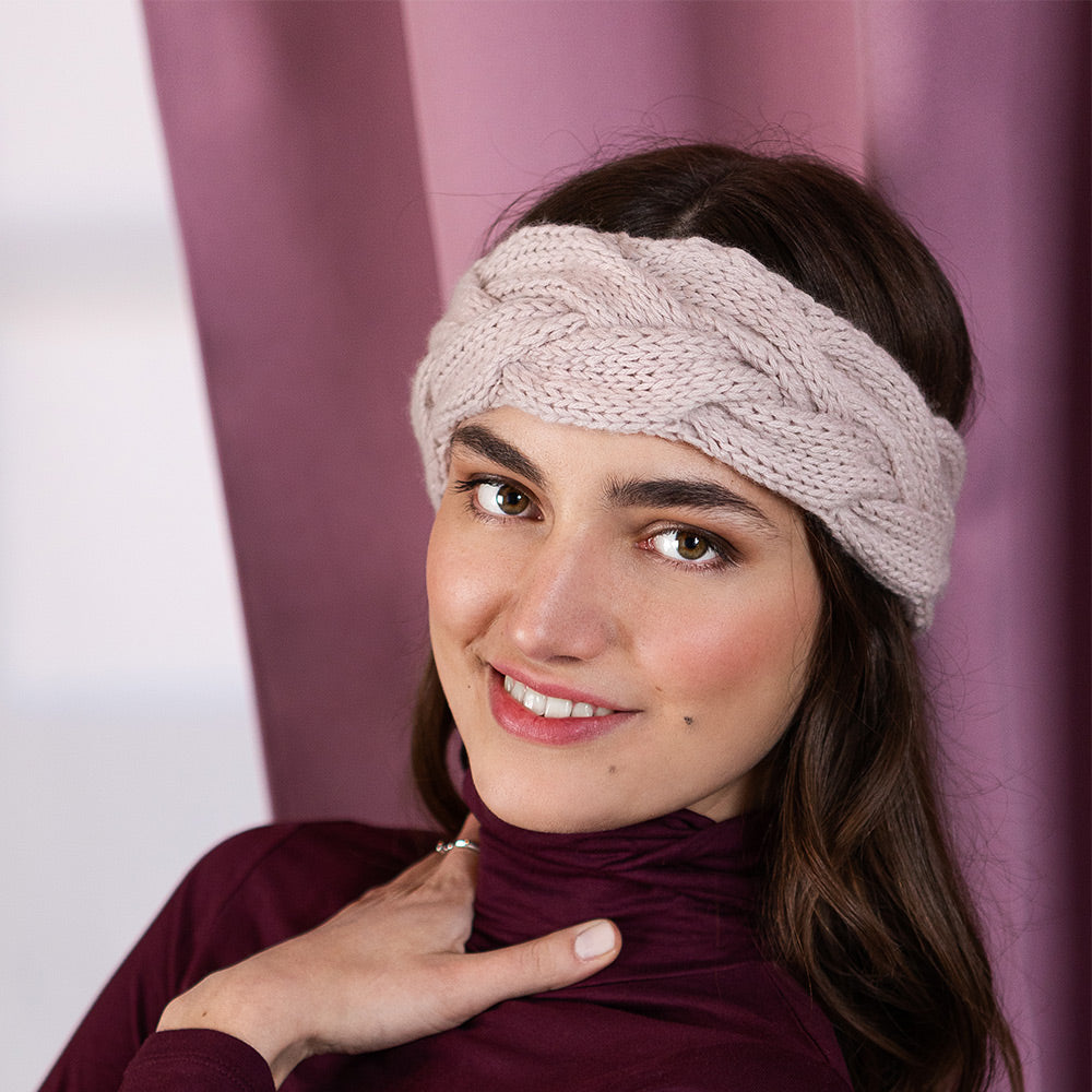 pascuali-stirnband-toja-strickanleitung-zopf-stirnband-aus-bio-cashmere-worsted image 1