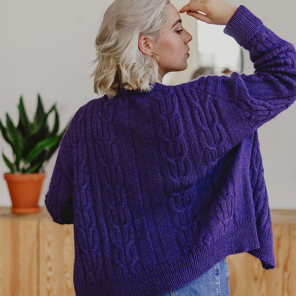 pascuali-strickanleitung-cardigan-yolda-bottom-up-jacke-mit-zopfstreifen-deutsch image 2