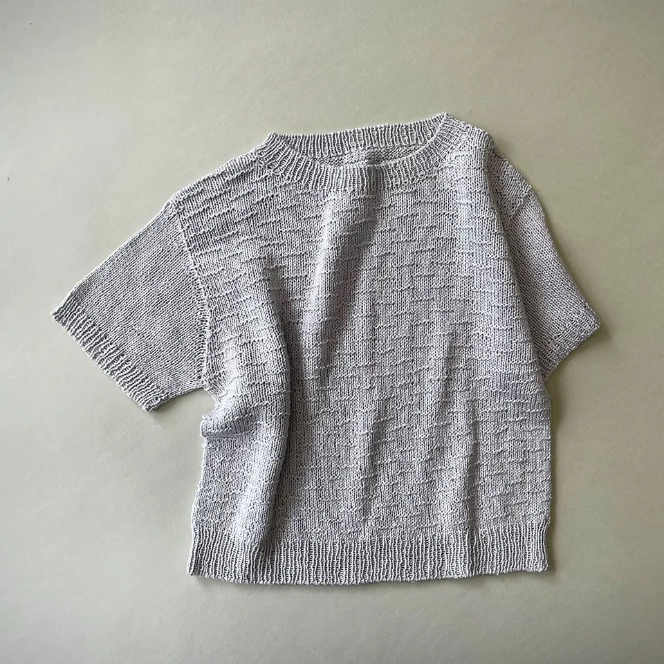 pascuali-sunny-wiggle-shirt-strickanleitung-kurzarm-shirt-mit-raupenmuster image 1