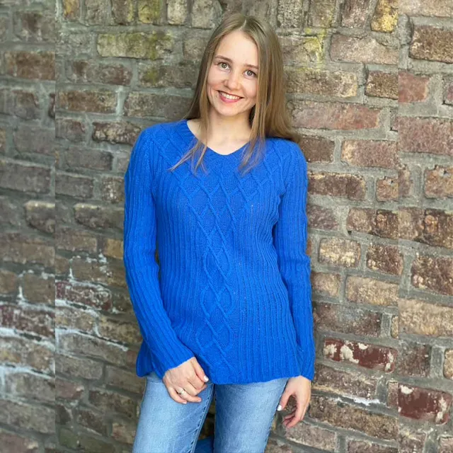 pascuali-pullover-rapunzel-strickanleitung-zopfmuster-pullover image 1