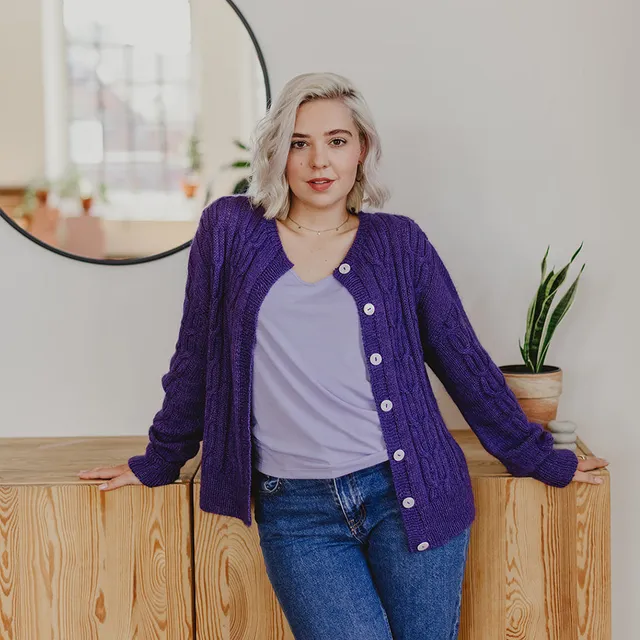 pascuali-strickanleitung-cardigan-yolda-bottom-up-jacke-mit-zopfstreifen-deutsch image 1
