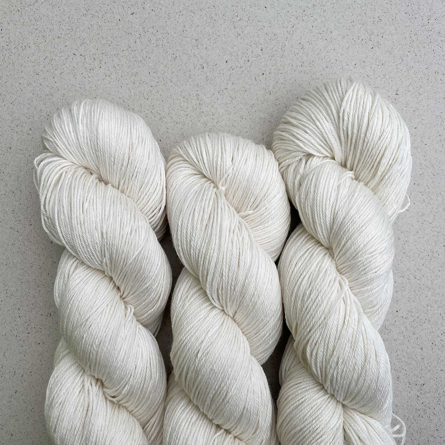 pascuali-saffira-zum-f-rben-merino-wolle-maulbeerseide-strickgarn image 1