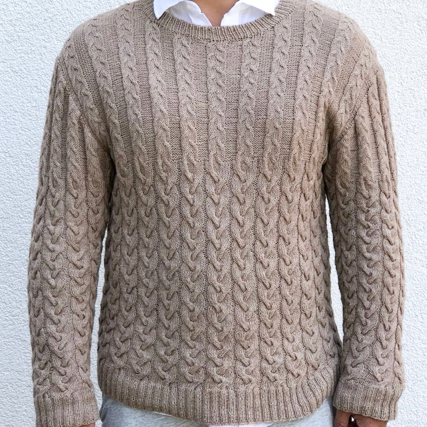 pascuali-desierto-sweater-strickanleitung-herrenpullover-mit-zopfmuster image 1