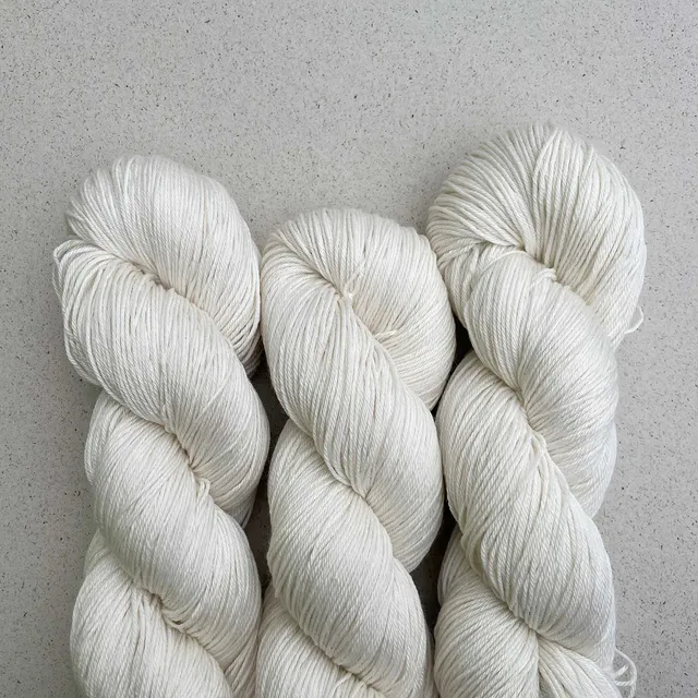 pascuali-saffira-for-dyeing-luxusgarn-aus-merinowolle-maulbeerseide image 1