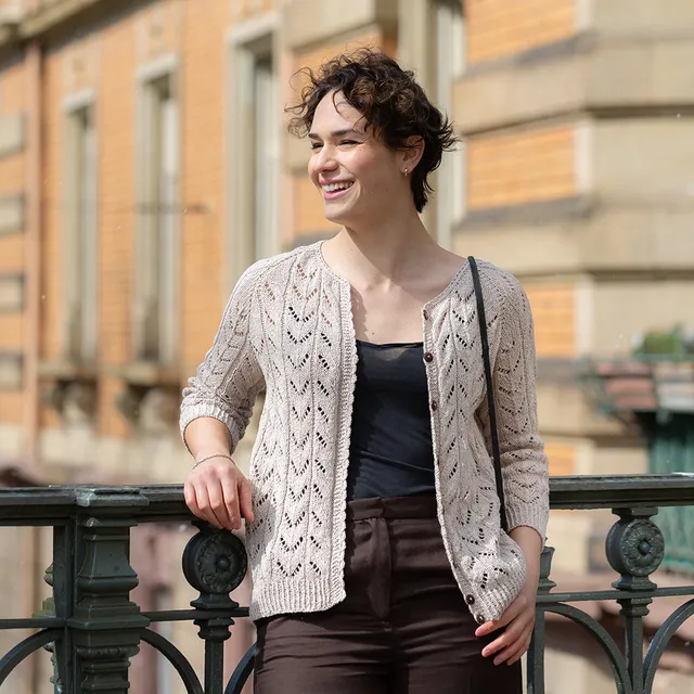 pascuali-light-drift-cardigan-strickanleitung-luftige-jacke-mit-muschel-knopflei image 1