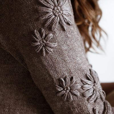 pascuali-vanina-cardigan-strickanleitung-kurze-sommerjacke-mit-stickerei image 2