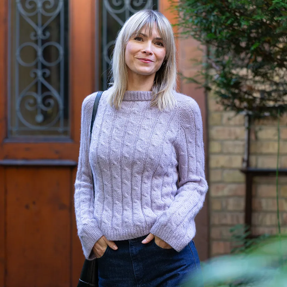 pascuali-twisted-air-sweater-strickanleitung-top-down-mit-zopf image 1
