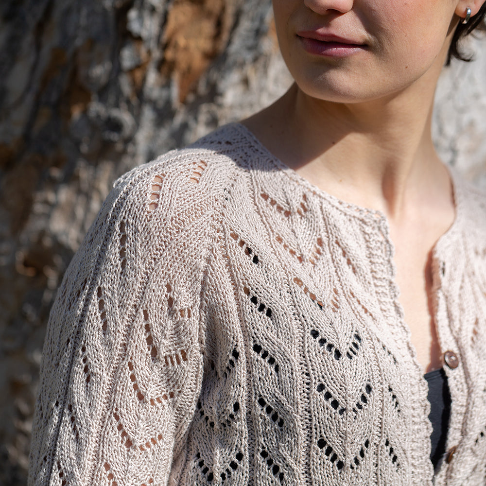 pascuali-light-drift-cardigan-strickanleitung-luftige-jacke-mit-muschel-knopflei image 3