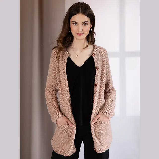 pascuali-strickanleitung-jacke-aleesha-nahtloser-top-down-raglan-cardigan-deutsc image 1