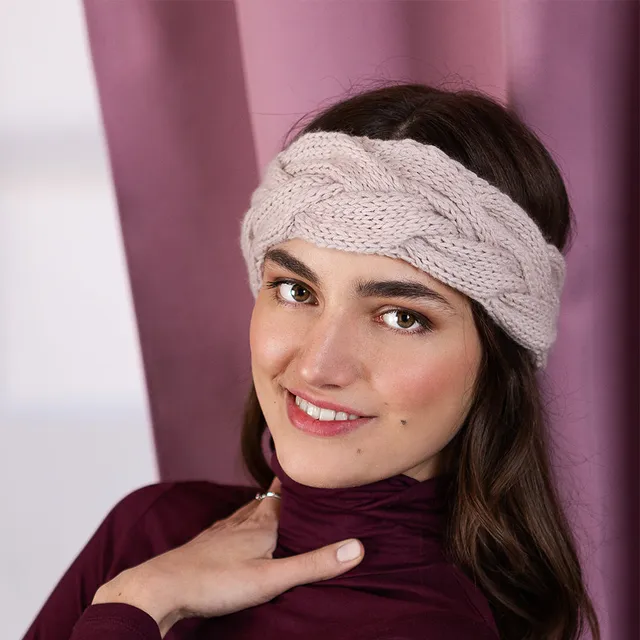 pascuali-stirnband-toja-strickanleitung-zopf-stirnband-aus-bio-cashmere-worsted image 1